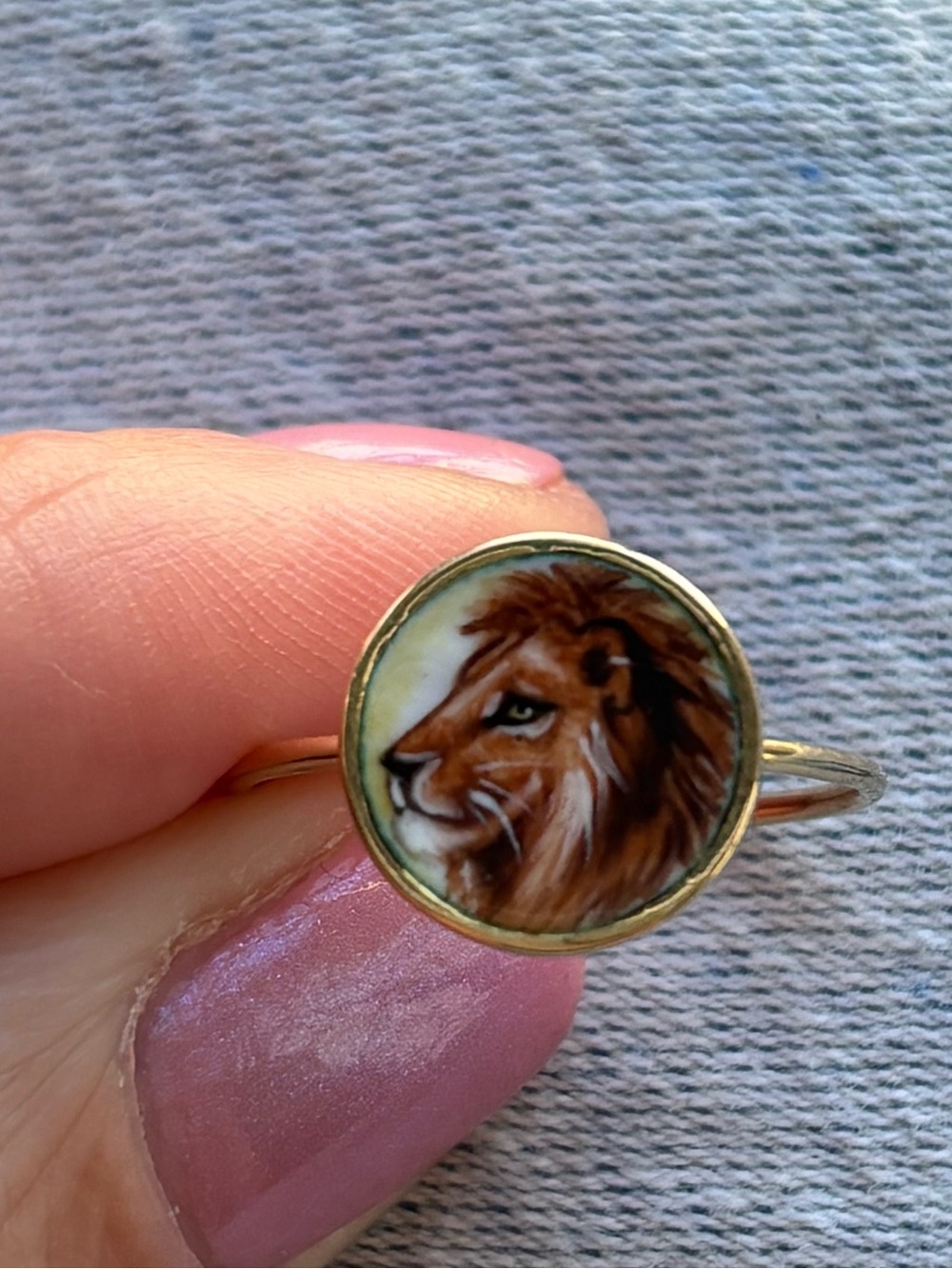 Beautiful hand painted enamel and 18k gold lion ring